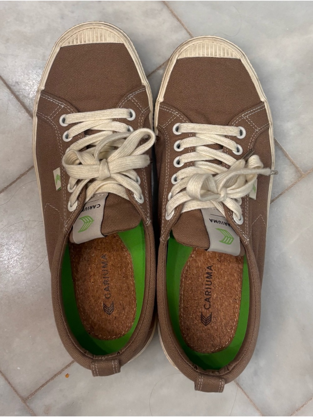 Cariuma Women’s Sage Green Canvas Low-Top Sneakers. Size 10 in mint cond